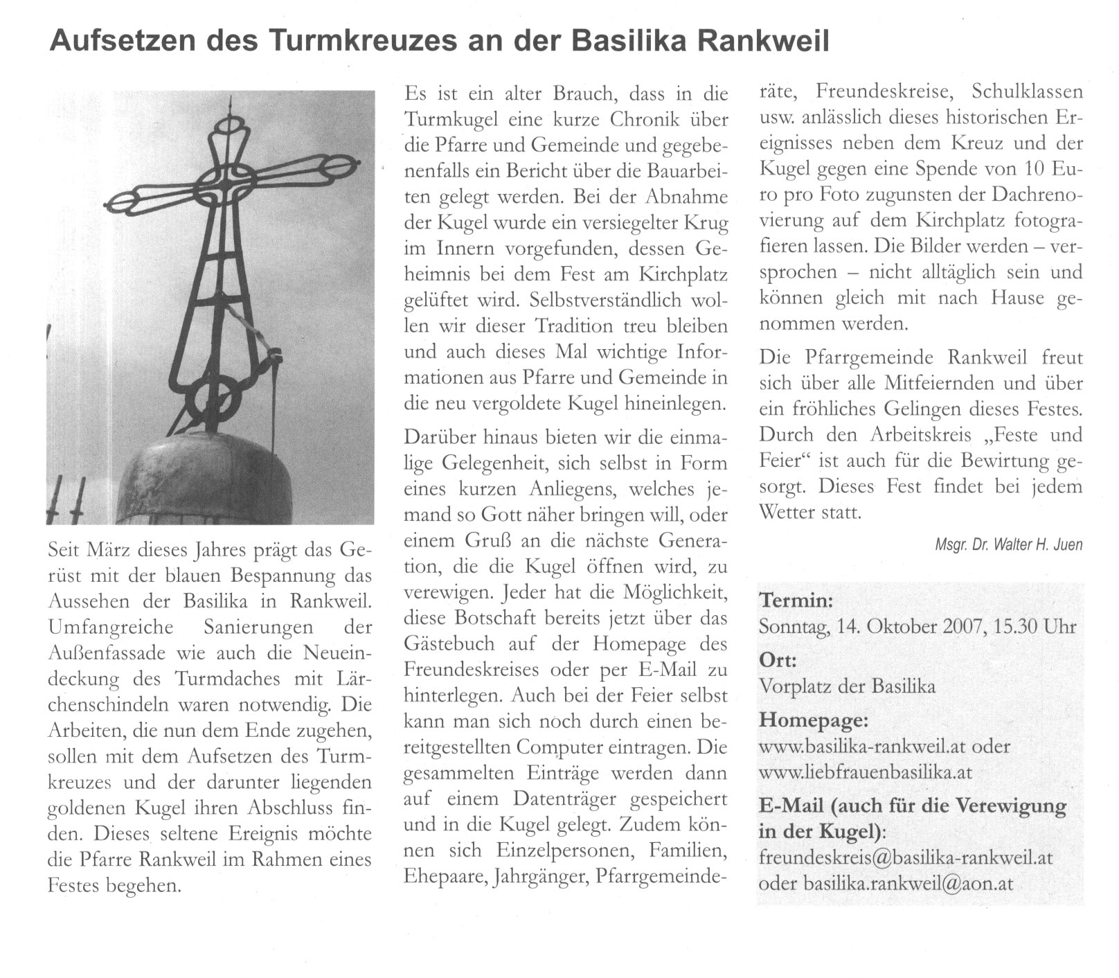 Aufsetzen des Turmkreuzes
